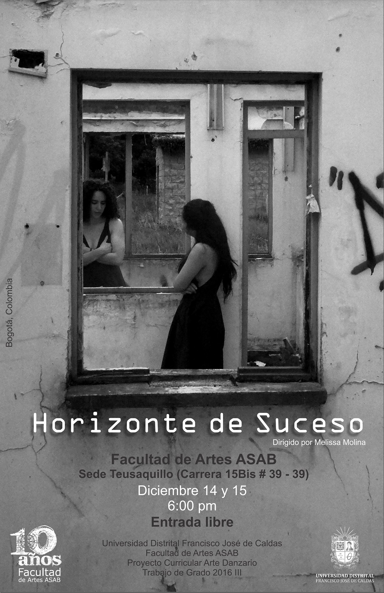 Dos mujeres hablando por la ventana vistas a través de un espejo