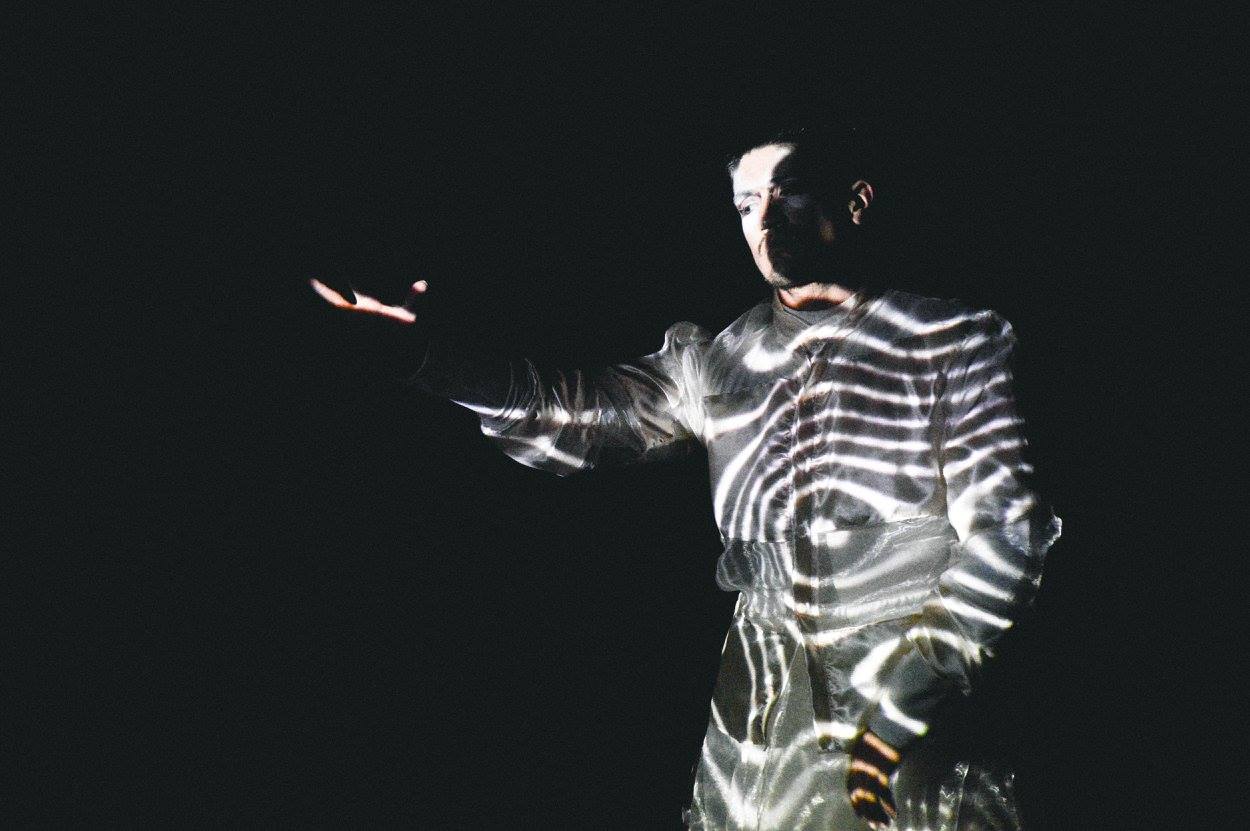 Persona iluminada con ondas