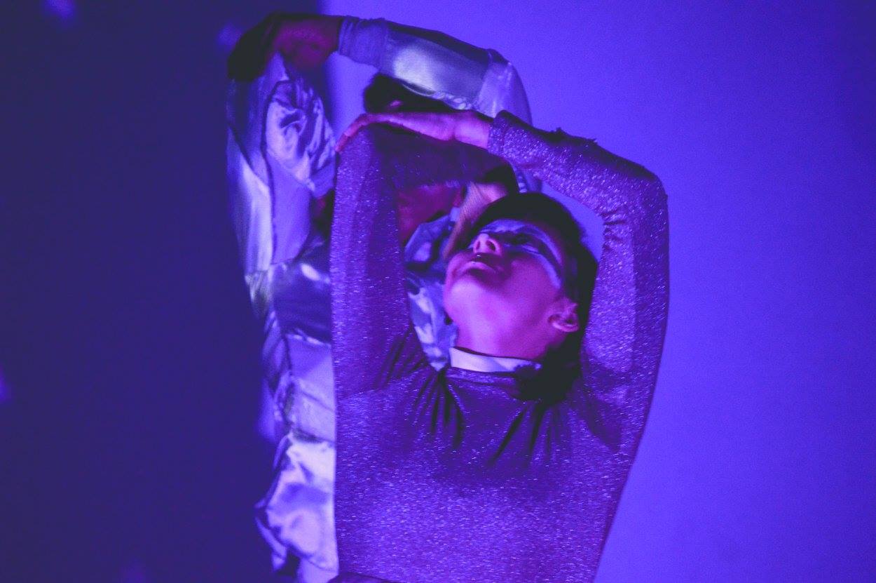 Persona con ilumnación morada