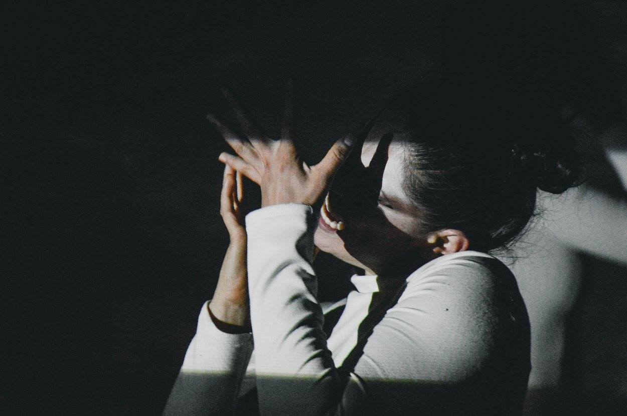 Mujer de blanco con ilumación cortada