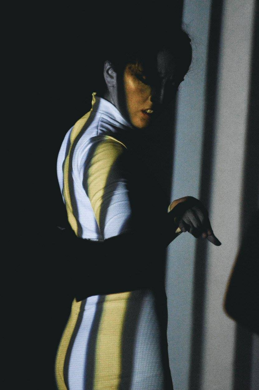 Hombre con iluminación vertical, con cortes